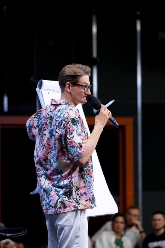 Владимир Сургай выступает на конференции